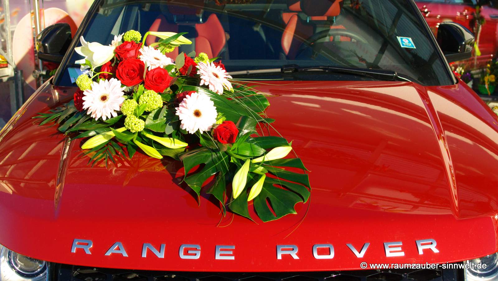 Autoschmuck aus Lilien Gerbera und Rosen