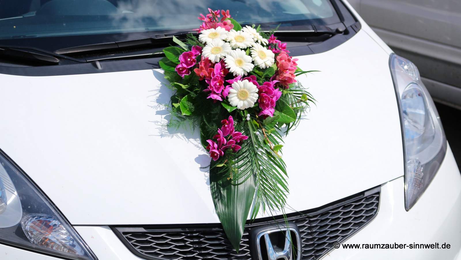 Autoschmuck aus Gerbera und Orchideen
