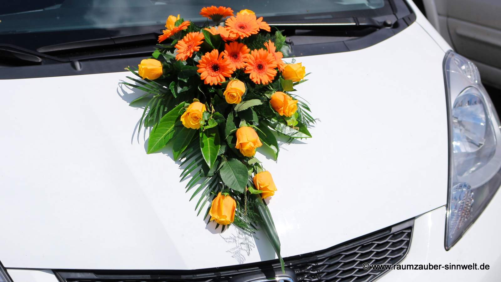 Autoschmuck aus Rosen und Gerbera