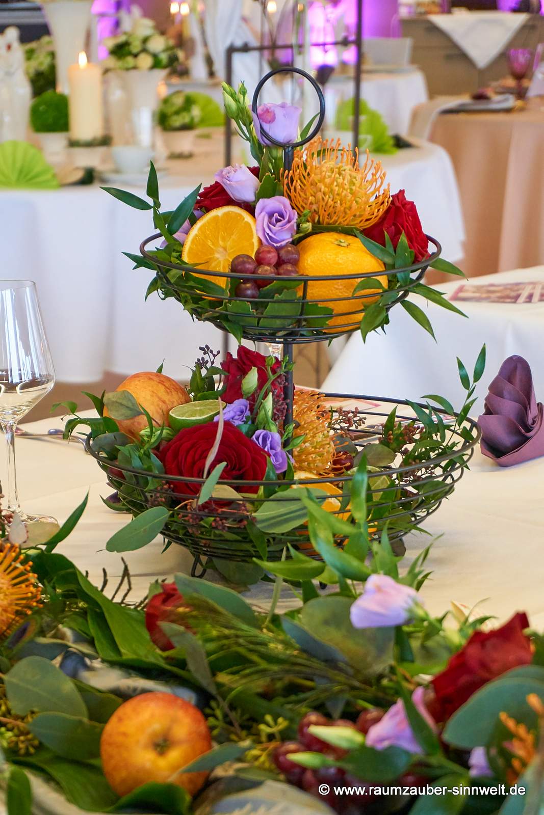 Tischdekoration aus exotischen Blüten und essbaren BIO-Früchten