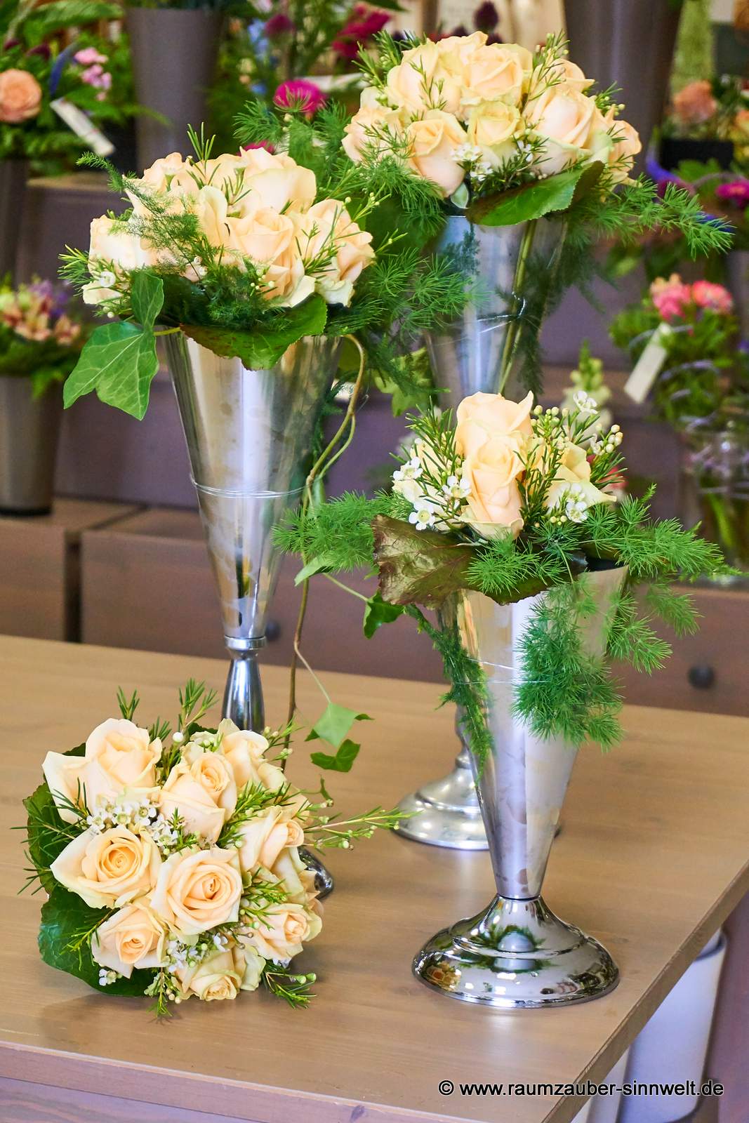 Tischdekoration aus Rosen und Wachsflower