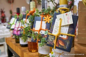 Präsente aus erlesenen Weinen dekoriert mit Schokolade aus der SCHELL-Schokoladenmanufaktur.