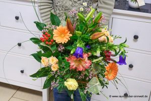 Rundstrauß aus Lilien, Rosen, Gerbera, Nelken, Glockenblumen und Hypericum