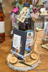 Bier aus der Biermanufaktur Engel dekoriert mit Schokolade aus der SCHELL-Schokoladenmanufaktur als Präsent.