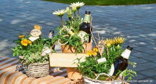 Einpflanzungen dekoriert als Präsent mit Bier aus der Biermanufaktur Engel und mit Vintage Dekoschild aus Holz von Interluxe: Sonne