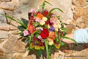 Brautstrauß aus Rosen, Gerbera, Kamille, Astrantie, Eustoma, Beeren und Gräsern