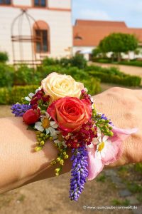 Florales Armband aus Rosen, Kamille, Astrantie, Eustoma, Beeren und Gräsern