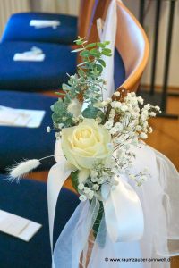 Stuhldekoration für das Standesamt aus Rosen und Gräsern