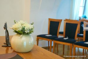 Standesamtdekoration aus Rosen und Gräsern