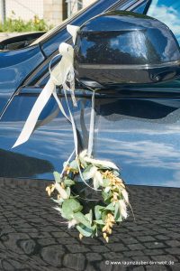 Fahrzeugschmuck aus Eukalyptus und Gräsern