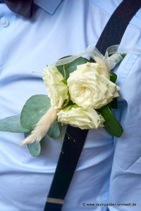 Anstecker für Bräutigam und Trauzeugen aus Rosen, Gräsern und Eukalyptus