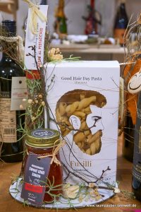 Nudeln "Good Hair Day Pasta", Chili-Soße und Pasta-Gewürzmischung von Greenomic dekoriert als Präsent.