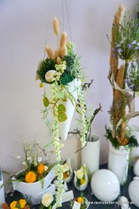 Seidenblumendekoration in Hängeschale Roca von Tiziano