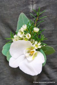Anstecker aus weißer Phalaenopsis, Waxflower, Eukalyptus und Gräsern