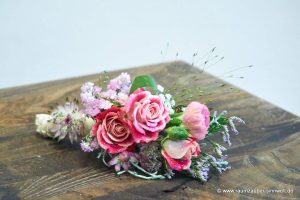 Anstecker aus Rosen, Gräsern und Schleierkraut