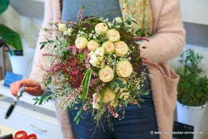 Brautstrauß aus Hortensien, Rosen, Heide, Gräsern und Eukalyptus