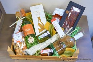 Großer Präsentkorb mit Produkten kleiner Feinkostmanufakturen: "Fine Wine Pasta", fruchtsüß prickelnder Wein aus der Pfalz, Antipasti und Pesto, Pasta-Gewürzmischungen, herzhaften Snacks, Cappuccino-Likör und handgeschöpfte Schokolade von chocoMe.