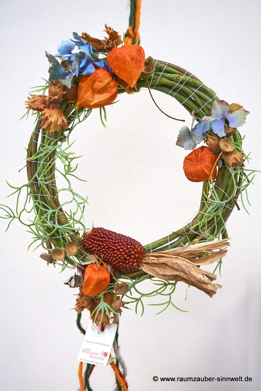 Herbstlicher Wandkranz aus Naturmaterialien.