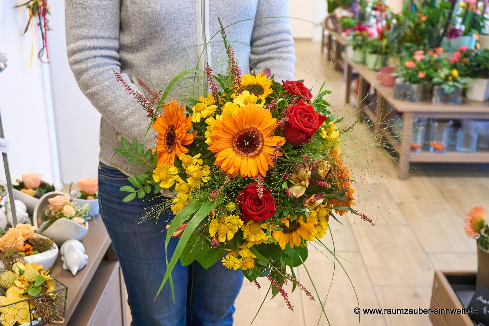 Rundstrauß aus Rosen, Gerbera, Minisonnen und Helenium