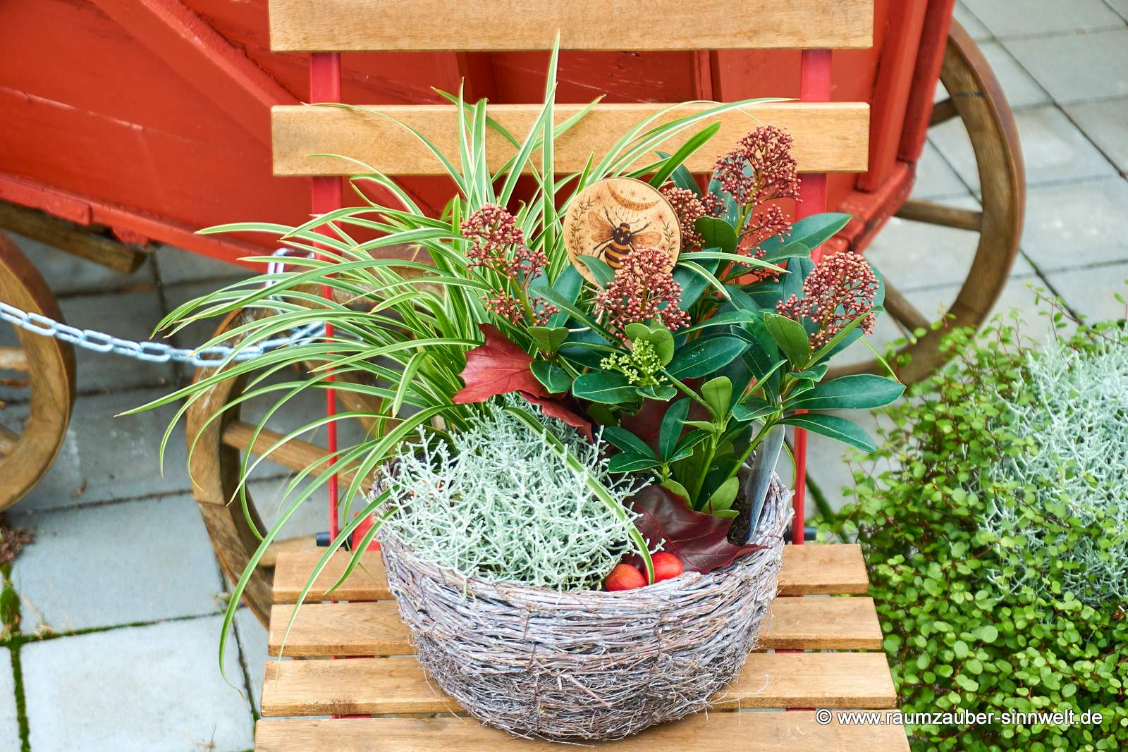 Herbsteinpflanzung im Korb mit Dekoholzstecker