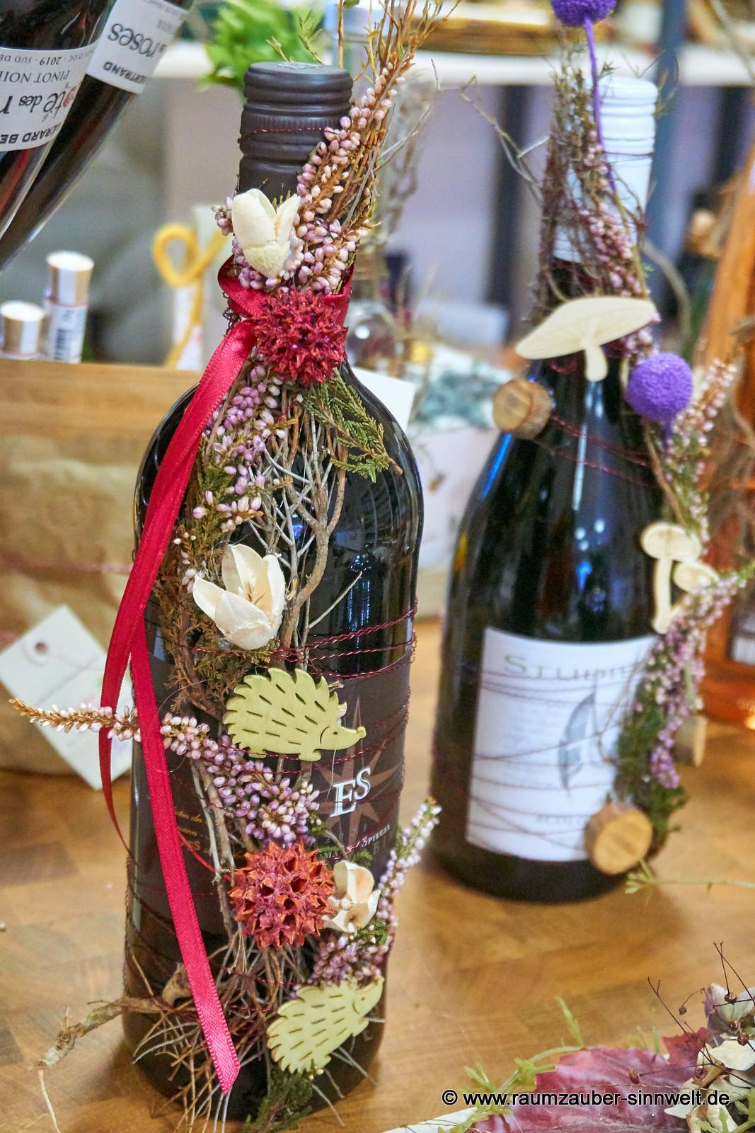 Herbstlich dekorierte Weinflaschen als Präsent.