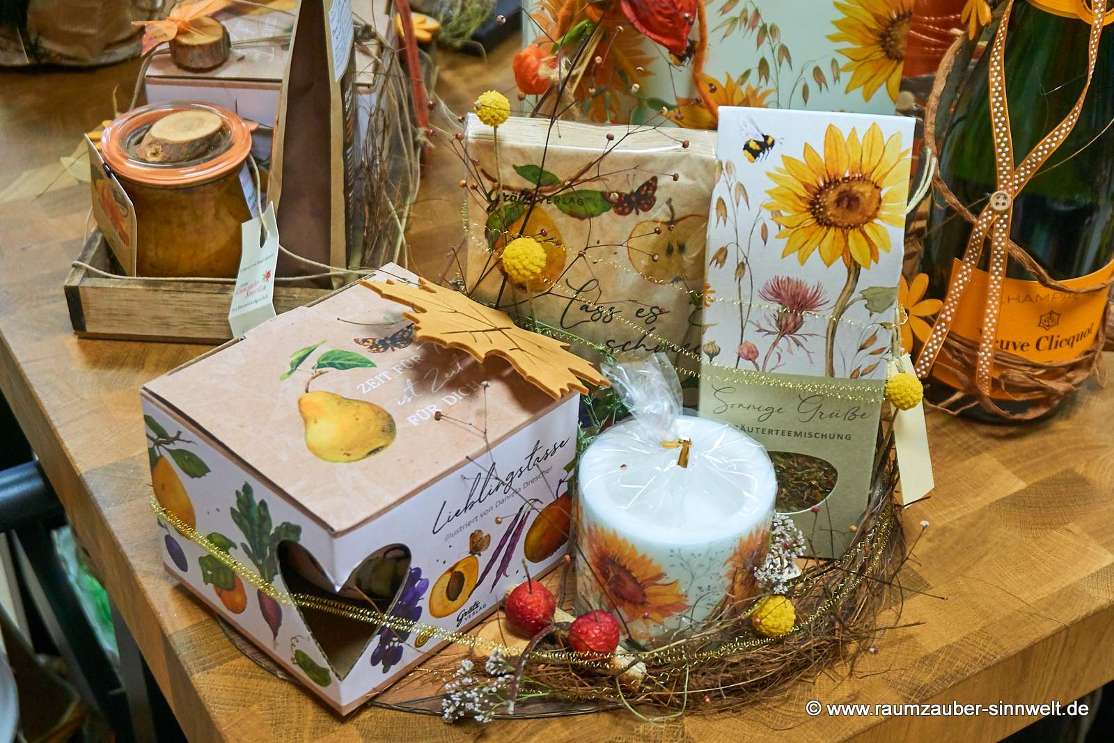 Als Präsent dekorierte Lieblingstasse mit passender Kerze, Servietten und Kräutertee vom Grätzverlag.