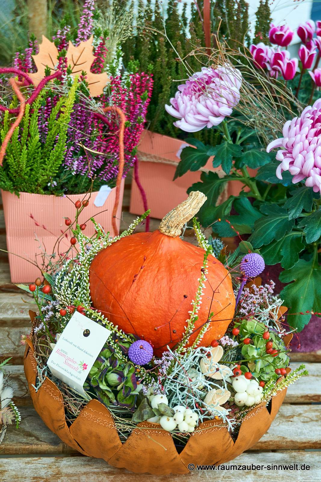 Frischblumengesteck mit Kürbis in Rostschale