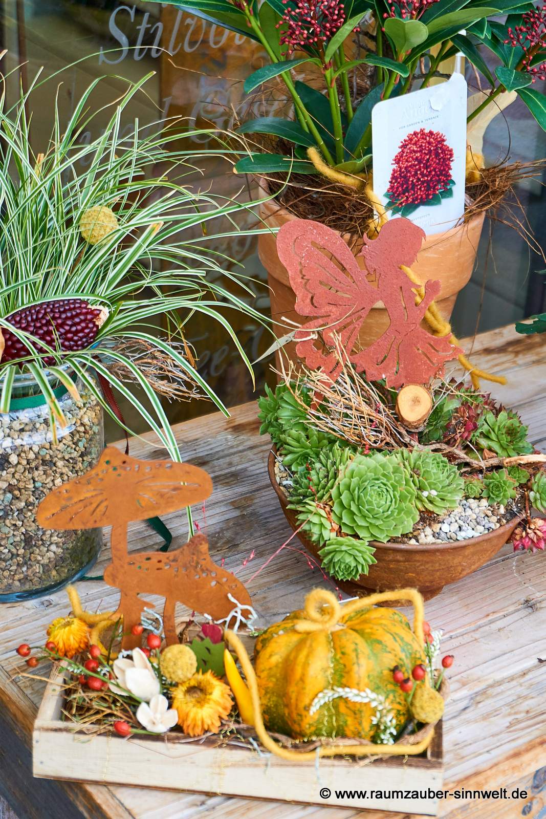 Herbsteinpflanzungen mit Dekosteckern in Rostoptik