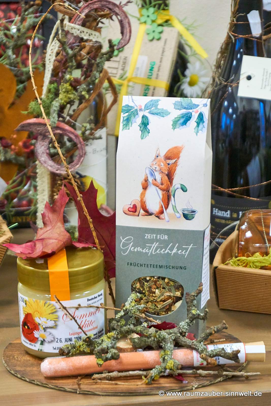 Präsent aus Früchtetee vom Grätzverlag, Gewürzröhrchen und Neuseenland-Honig.