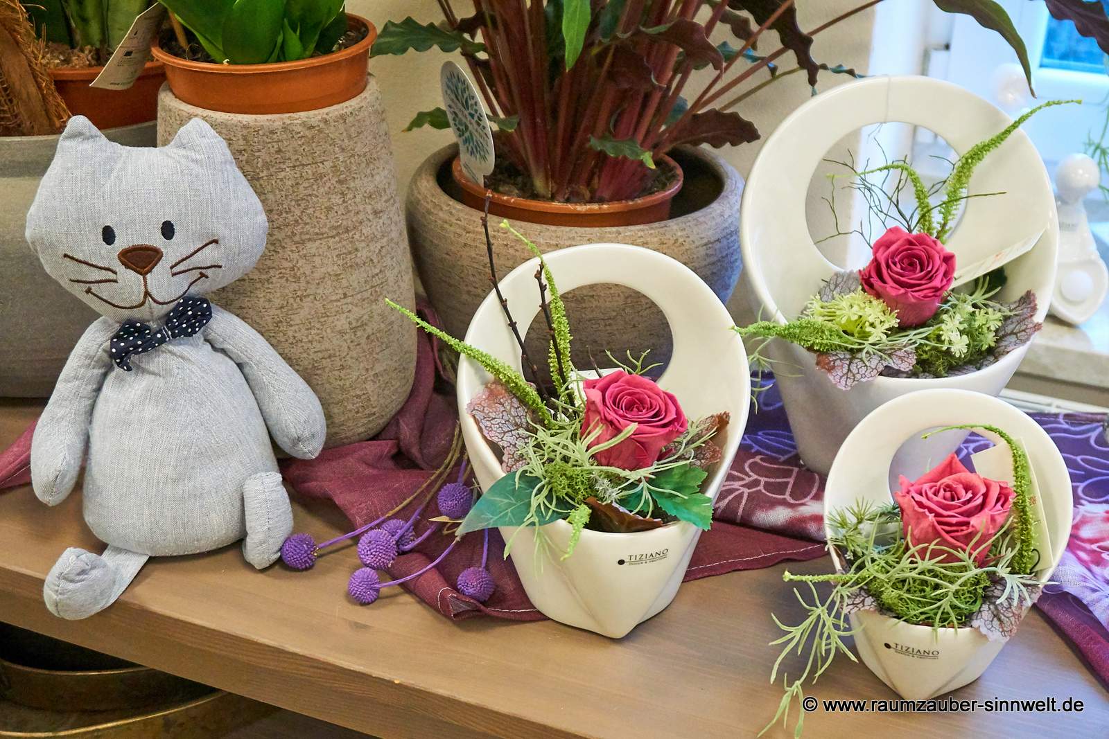 Türstopper Katze und Seidenblumendekoration mit gefriergetrockneten Rosen in Pflanzgefäß Valetta von Tiziano