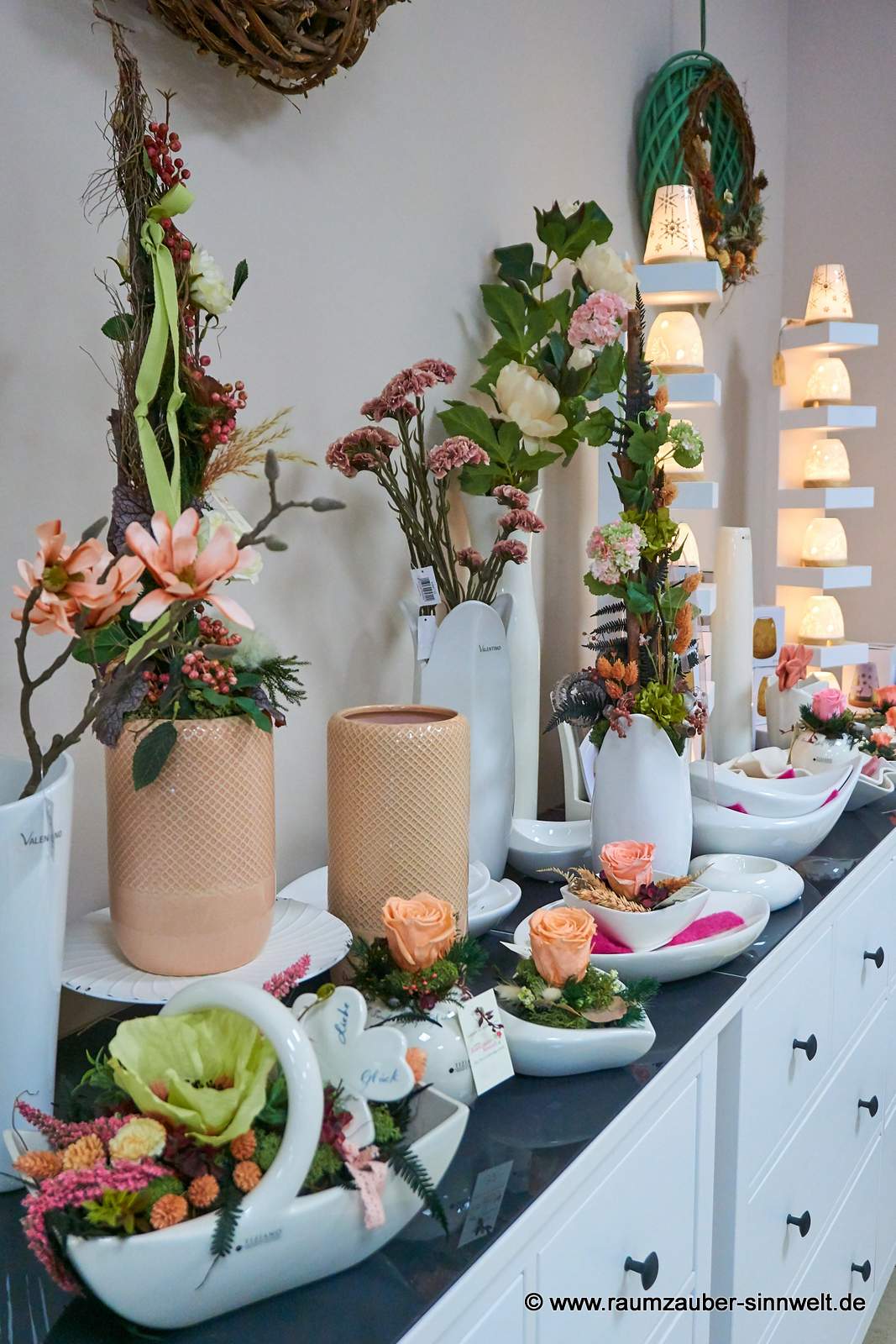 Dekorationen mit gefriergetrockneten Rosen und Seidenblumengestecken in Keramikgefäßen von Tiziano und Teelichthalter Mini Iglu mit verschiedenen Motiven.