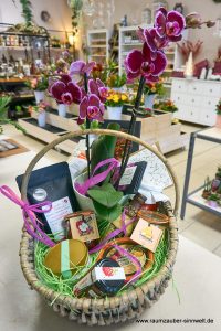 Großer Präsentkorb mit Orchidee, Schokolade von ChocoMe, Likör "Scharfes Gelb", Pesto, Chutney und Früchtegrütze von deutschem Obst- und Gemüsehof, Schokolade aus der SCHELL-Schokoladenmanufaktur, original griechischer Antipasti von Kreta, Neuseenland-Honig und Kaffee aus sächsischer Kaffee-Manufaktur.