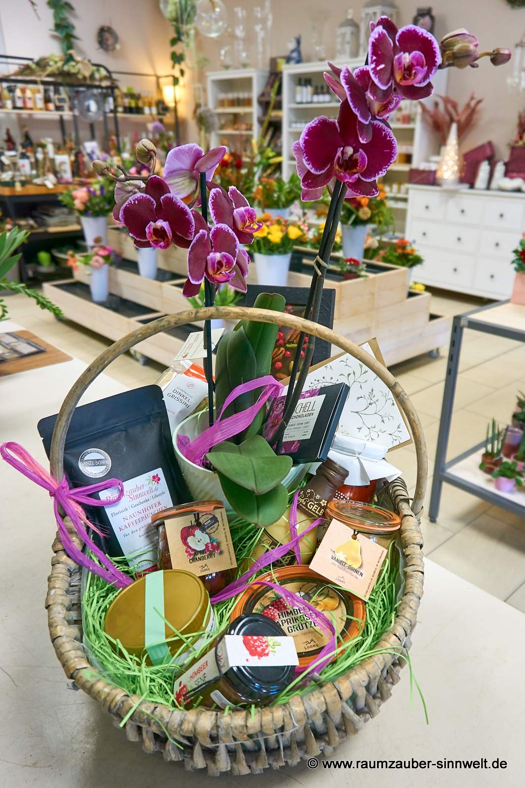 Großer Präsentkorb mit Orchidee, Schokolade von ChocoMe, Likör "Scharfes Gelb", Pesto, Chutney und Früchtegrütze von deutschem Obst- und Gemüsehof, Schokolade aus der SCHELL-Schokoladenmanufaktur, original griechischer Antipasti von Kreta, Neuseenland-Honig und Kaffee aus sächsischer Kaffee-Manufaktur.