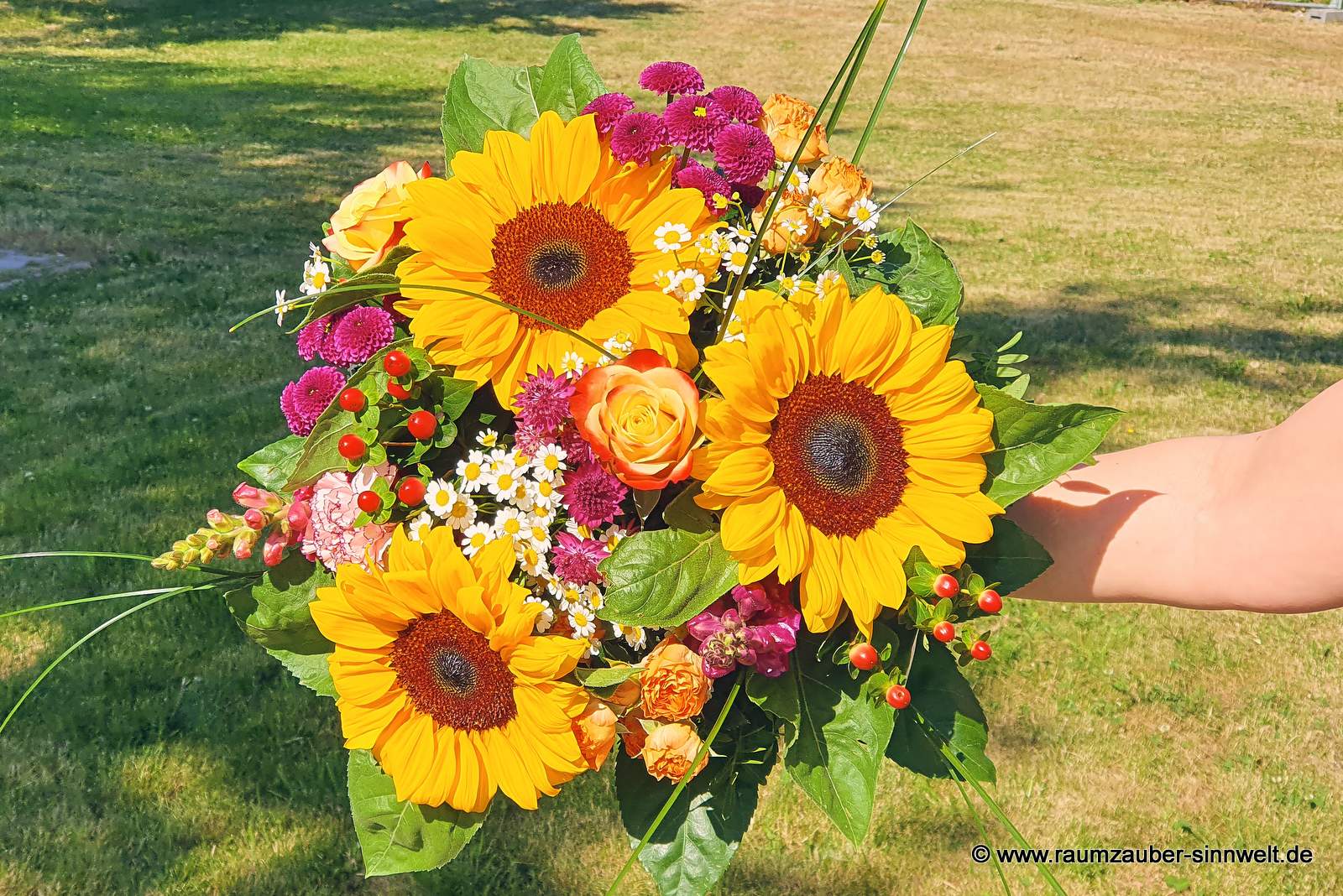Rundstrauß aus Sonnenblumen, Rosen, Santini, Kamille und Hypericum