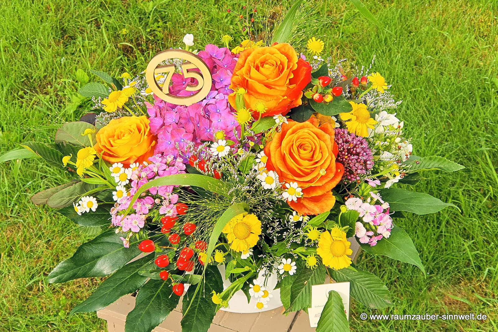 Frischblumengesteck als Tischschmuck zum Geburtstag.