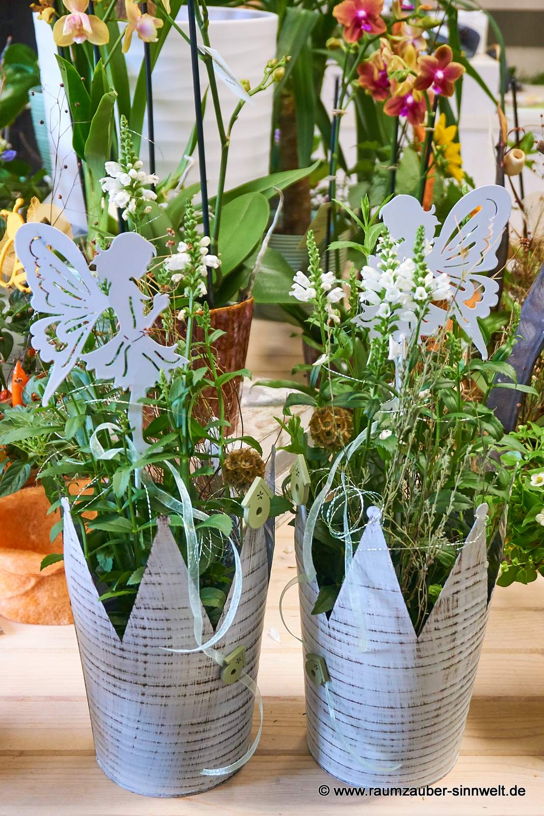 Winterharte Stauden in Blechkronen mit Dekostecker Fee