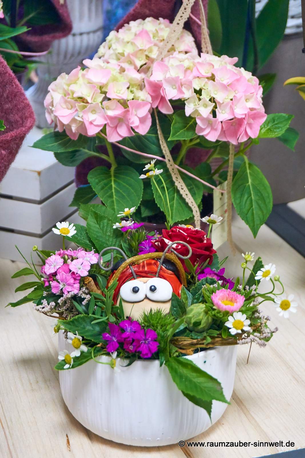 Dekofigur Marienkäfer in Frischblumengesteck