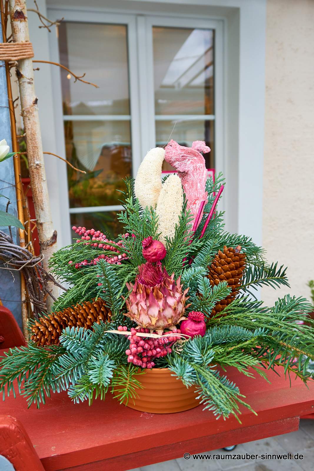 Gesteck zum Gedenken mit farbigen Exoten