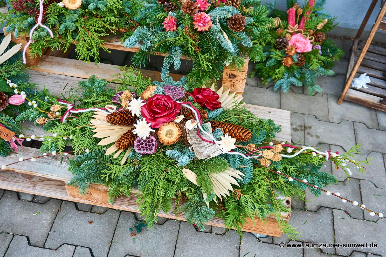 Gesteck zum Gedenken mit farbigen Exoten und Wachsrosen