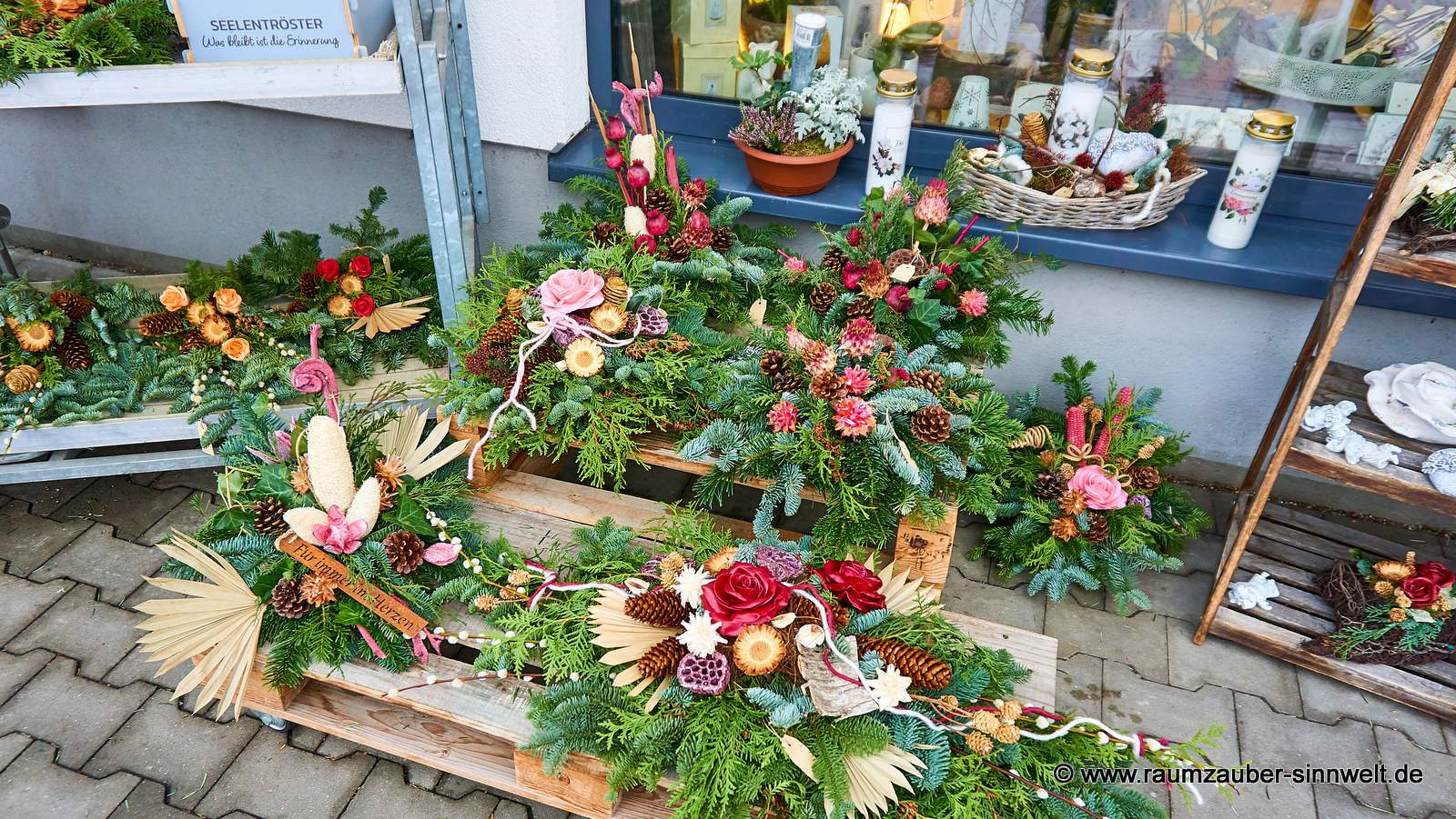 Auswahl an hochwertigen Gestecken zum Gedenken mit naturfarbenen und farbigen Exoten