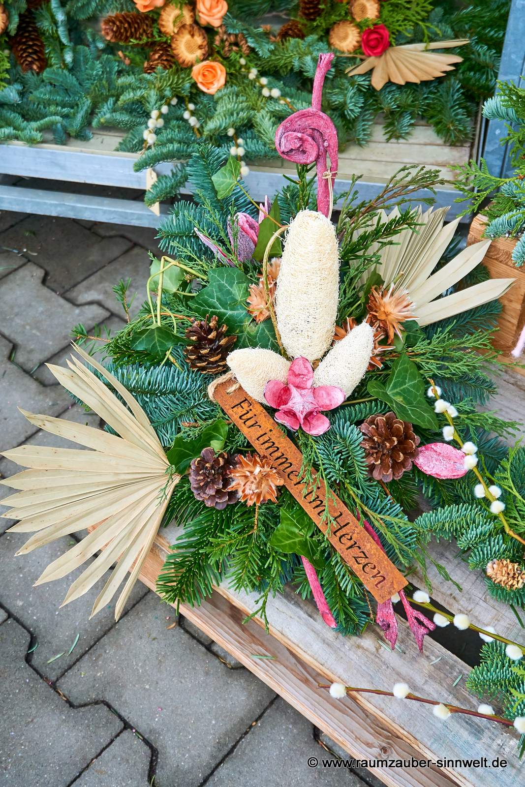 Gesteck zum Gedenken mit farbigen Exoten und Rostschild