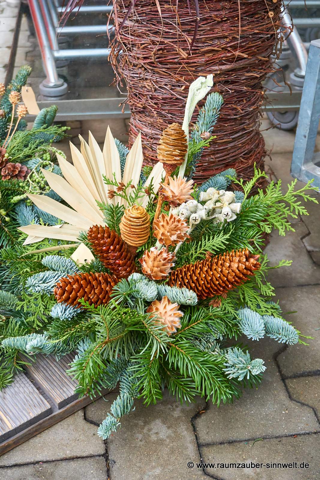 Gesteck zum Gedenken mit naturfarbenen Exoten