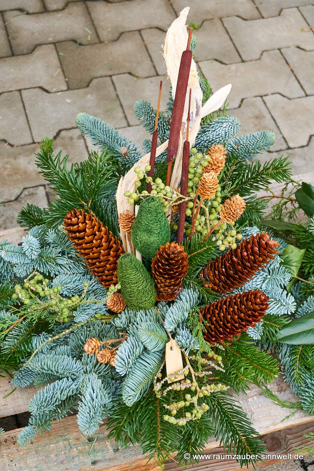 Gesteck zum Gedenken mit naturfarbenen Exoten