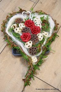 Weidenherz zum Gedenken mit naturfarbenen Exoten, Wachsrosen und Grabstecker "Seelentröster".