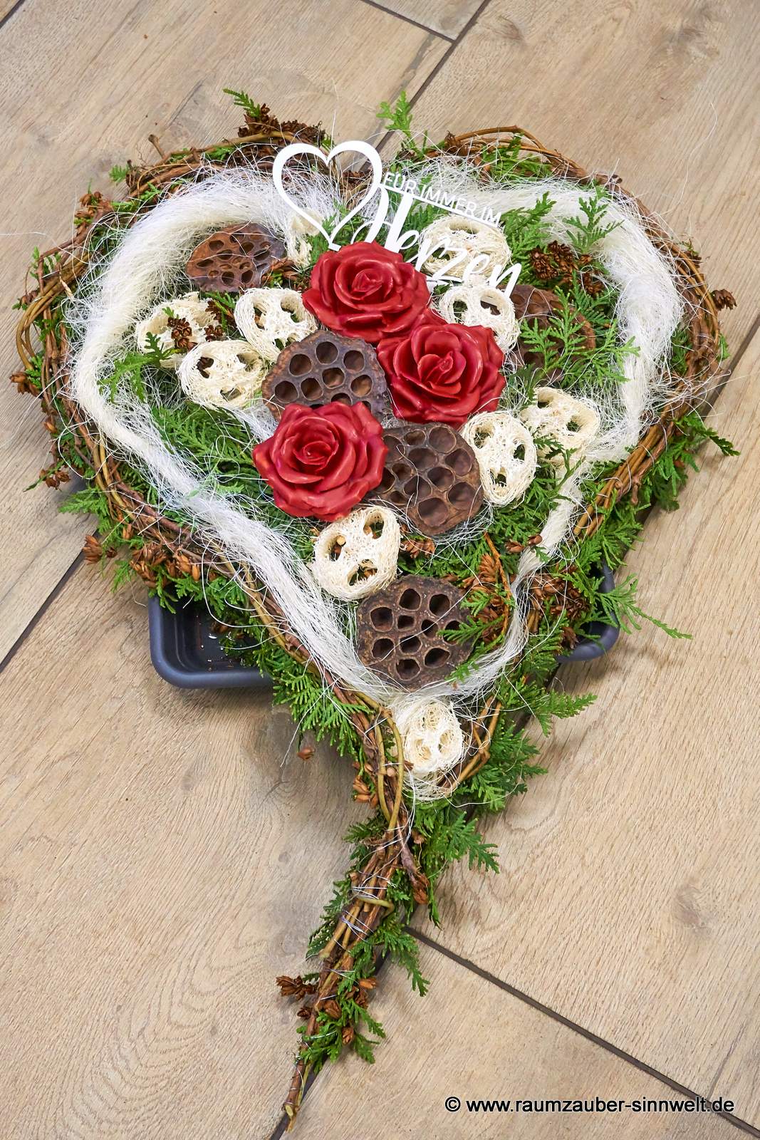 Weidenherz zum Gedenken mit naturfarbenen Exoten, Wachsrosen und Grabstecker "Seelentröster".