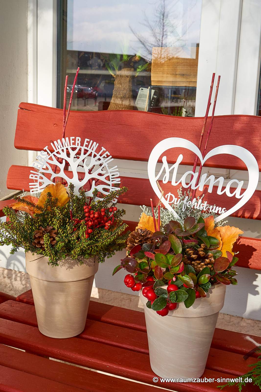 Gedenkschale mit verschiedenen Herbstpflanzen und Grabstecker "Seelentröster".