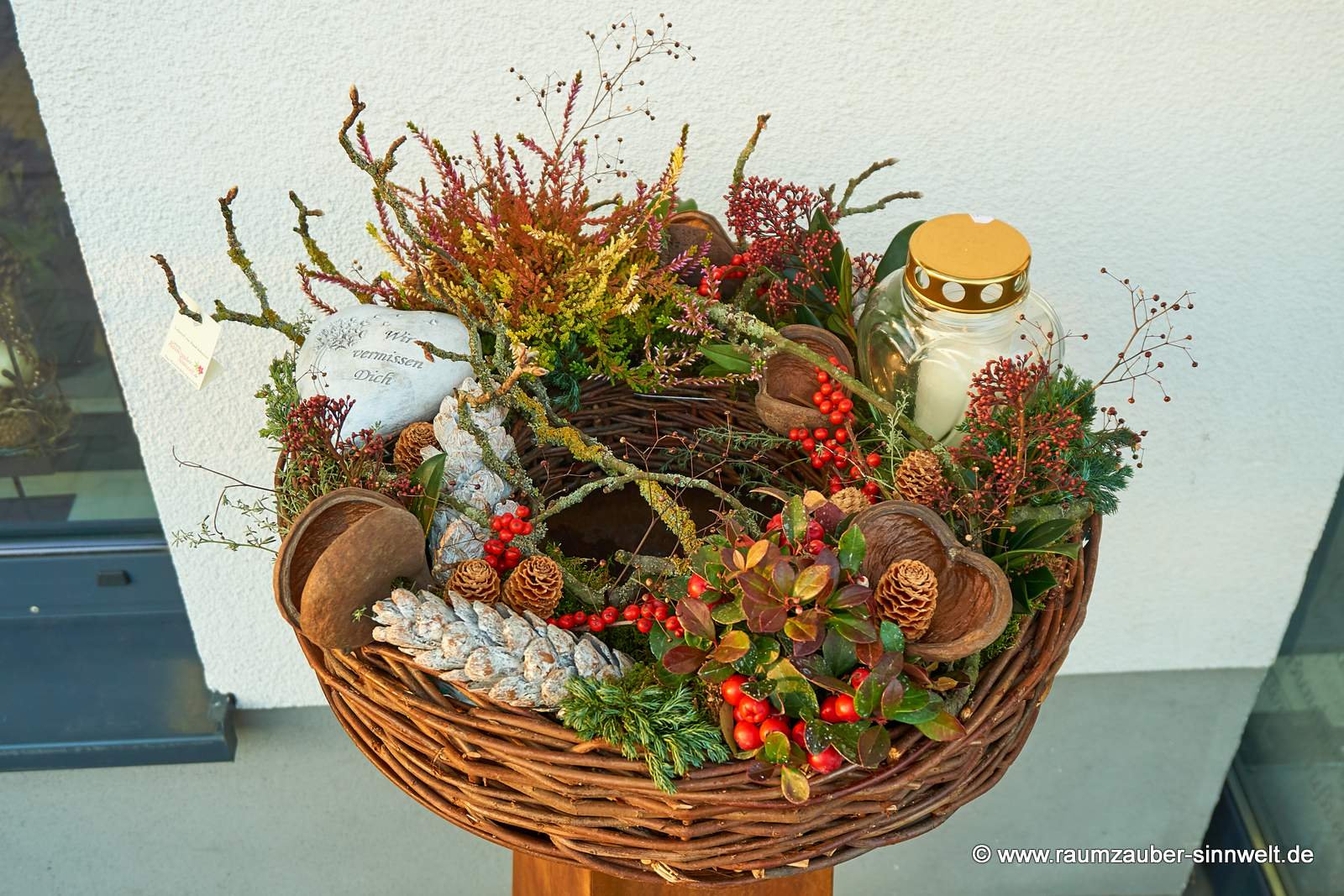 Große Einpflanzung im Weidenkranz zum Gedenken mit verschiedenen Herbstpflanzen, Grabkerze und Trauerherz "Wir vermissen Dich"