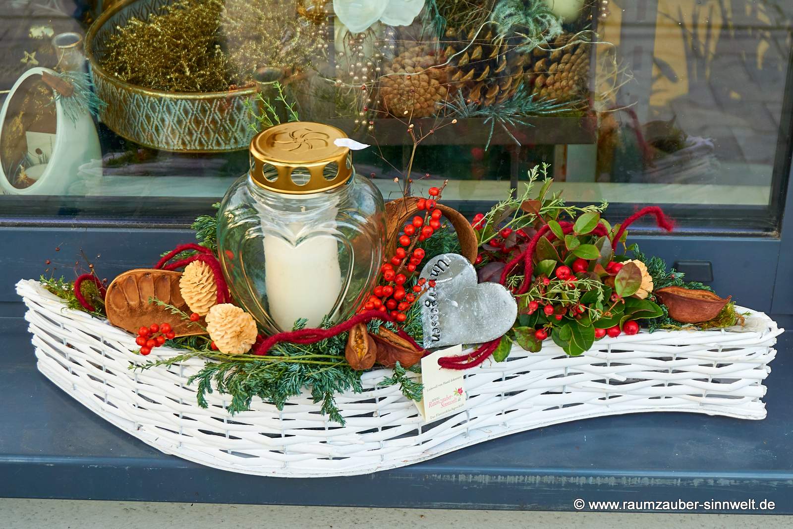 Einpflanzung im Weidenkorb zum Gedenken mit verschiedenen Herbstpflanzen, Grabkerze und Trauerherz "Unvergessen"