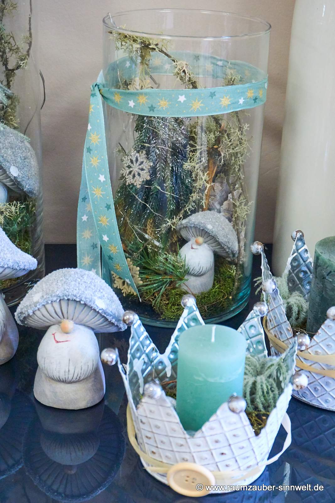 Weihnachtsdekoration aus Naturmaterialien im Glas mit LED-Lichterkette und Deko-Pilze