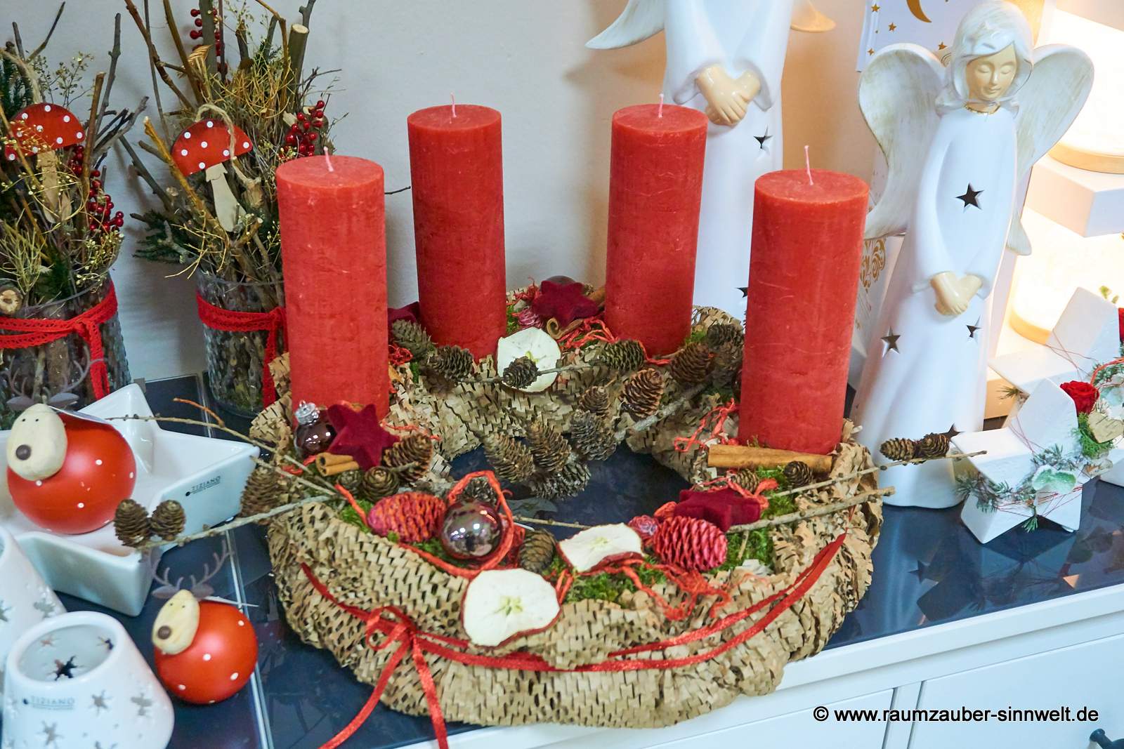 Handgefertigter Papercut-Adventskranz mit vier Kerzen und Weihnachtsdekoration